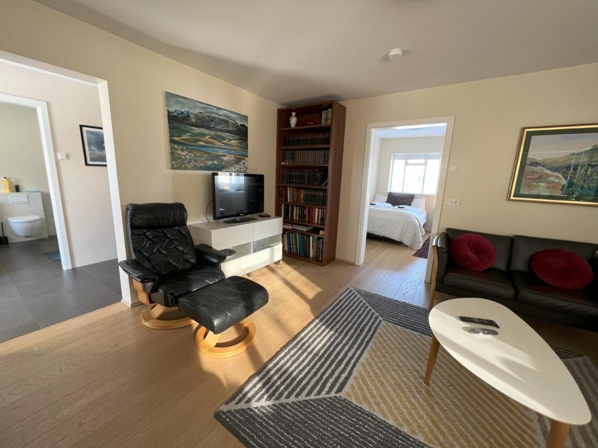 Guesthouse Akureyri - Apartments Near Down Town ภายนอก รูปภาพ