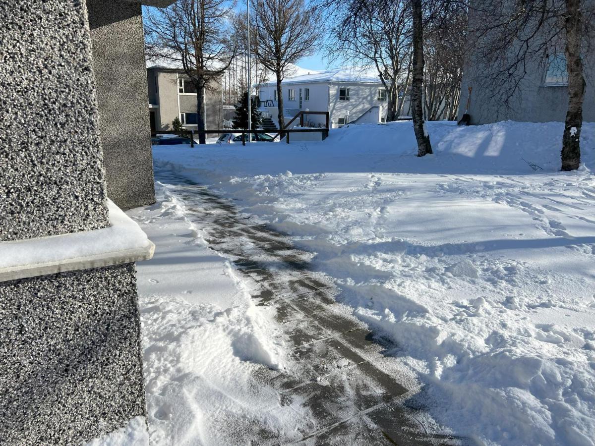 Guesthouse Akureyri - Apartments Near Down Town ภายนอก รูปภาพ