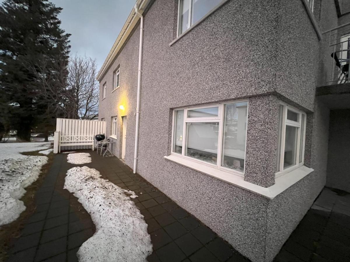 Guesthouse Akureyri - Apartments Near Down Town ภายนอก รูปภาพ