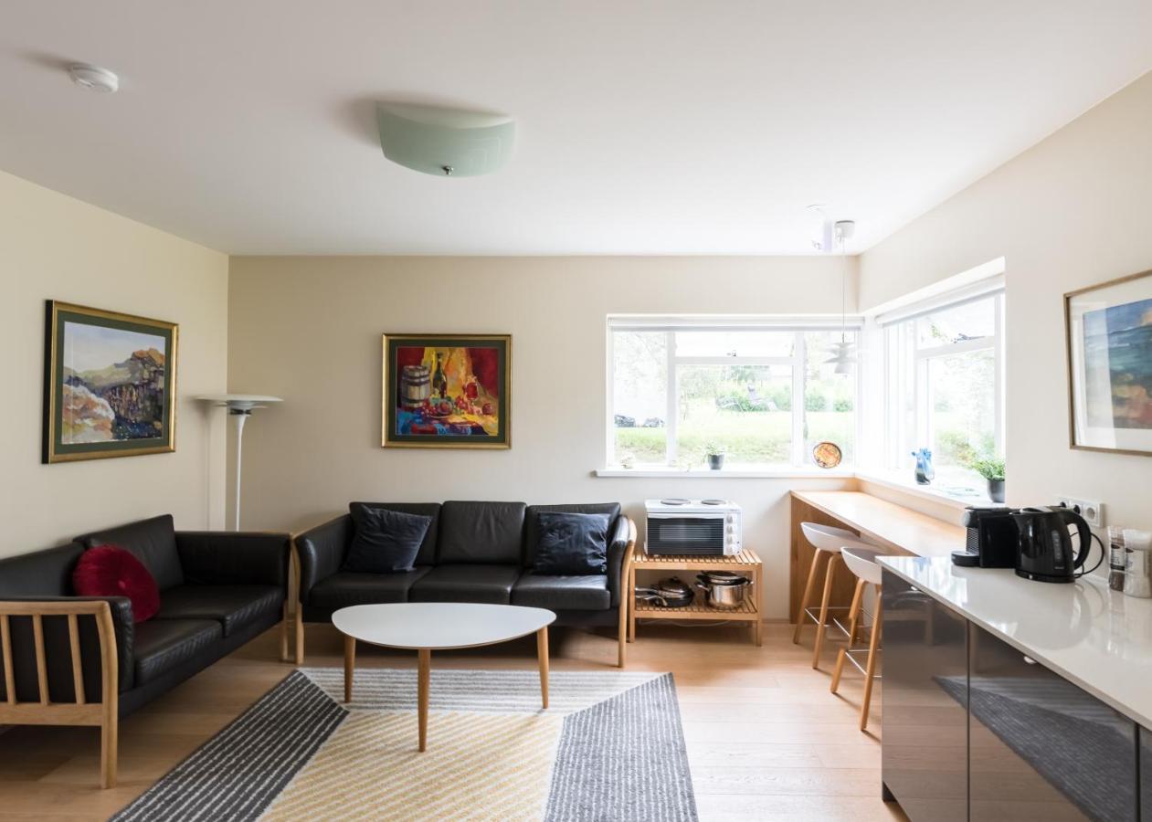 Guesthouse Akureyri - Apartments Near Down Town ภายนอก รูปภาพ