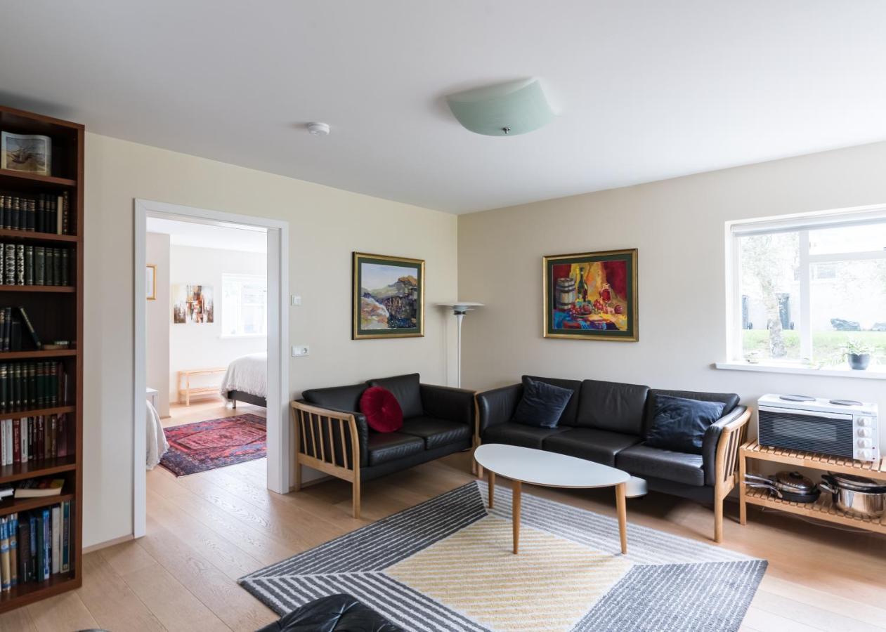 Guesthouse Akureyri - Apartments Near Down Town ภายนอก รูปภาพ