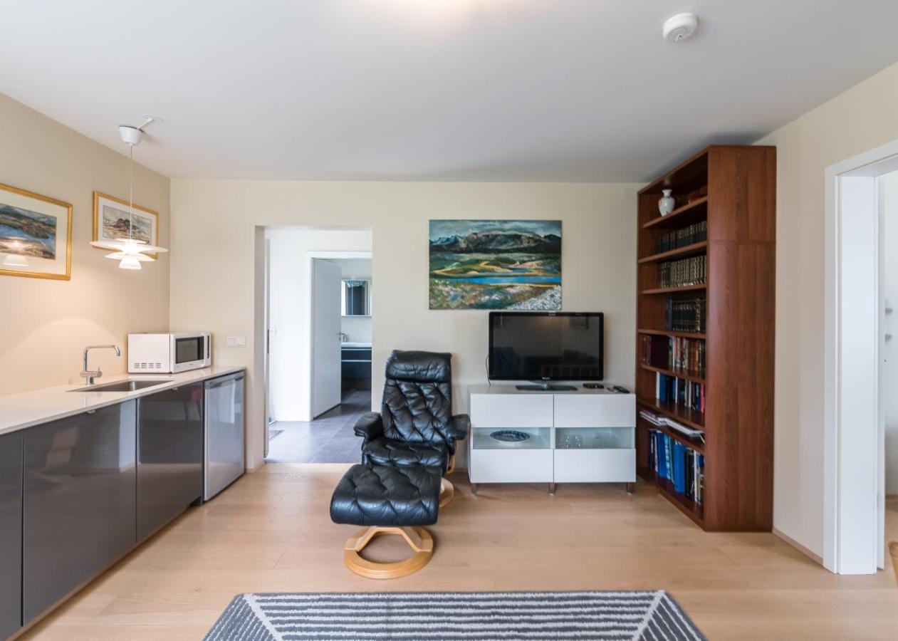 Guesthouse Akureyri - Apartments Near Down Town ภายนอก รูปภาพ
