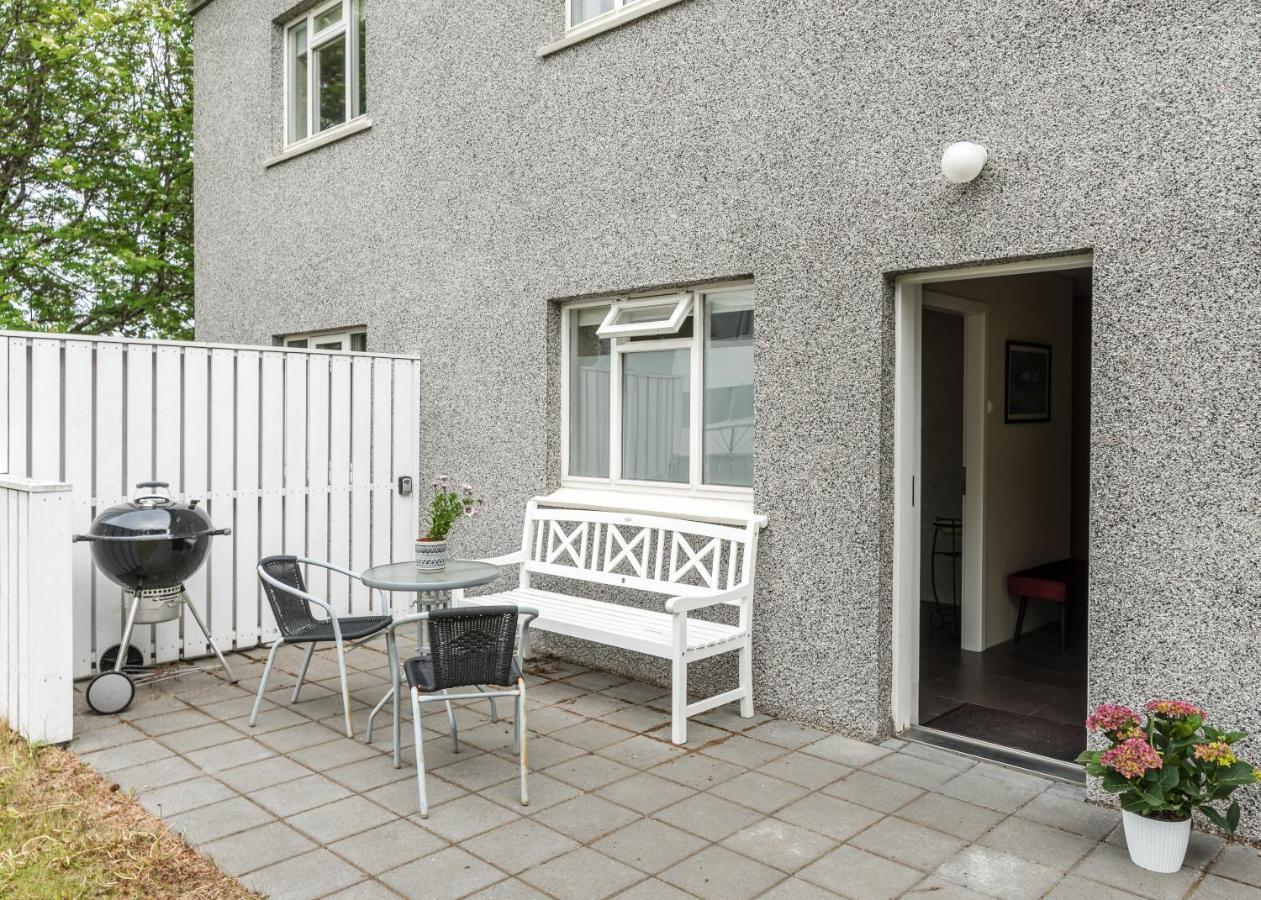 Guesthouse Akureyri - Apartments Near Down Town ภายนอก รูปภาพ
